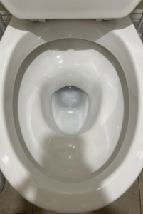 トイレの黄ばみが落ちない原因と尿石をクエン酸で落とす方法を解説する記事のアイキャッチ