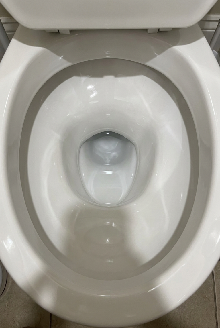 トイレの黄ばみが落ちない原因と尿石をクエン酸で落とす方法を解説する記事のアイキャッチ
